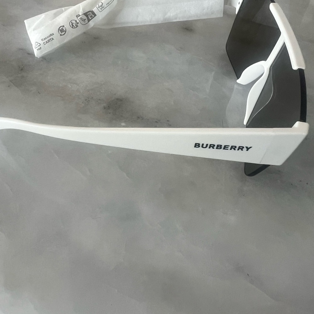 COPY - Burberry sunglasses 🕶️ - Picture 3 of 7
